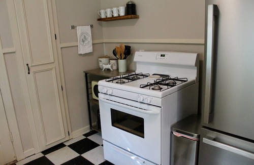 Nacogdoches House | Charming Pine Cottage near SFA, azalea gardens, & walking trails.