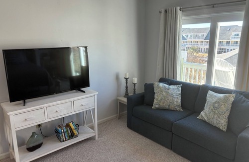 Emerald Isle Apartment | Charming studio in lovely Emerald Isle with beach access