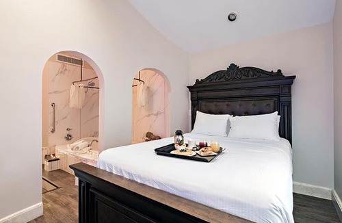 I-435 West KC-KS Hotel | Chateau Avalon