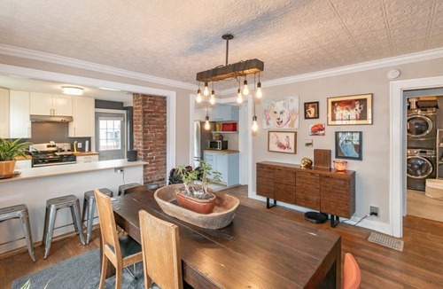 East Lawrence House | Cheerful 3 Bedroom/2 Bathroom Bungalow w/private Hot Tub + Private Deck/Patio