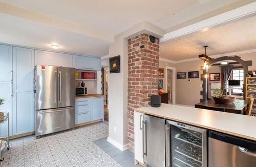 East Lawrence House | Cheerful 3 Bedroom/2 Bathroom Bungalow w/private Hot Tub + Private Deck/Patio