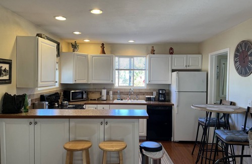 Montrose House | Cheerful historic Townsend Park bungalow in the heart of downtown!