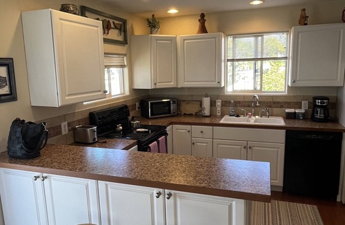 Montrose House | Cheerful historic Townsend Park bungalow in the heart of downtown!