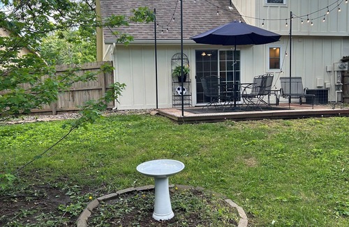 Overland Park House | Chic & Central: Modern 2BR Overland Park Hideaway