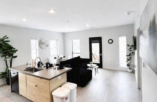 Downtown Des Moines Apartment | Chic Des Moines 2BR with Amenities & Prime Location