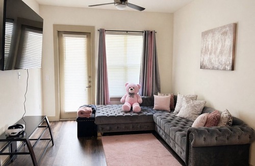 Downtown Fort Worth Apartment | Chic Downtown Retreat/Balcony, Pool, 75” TV