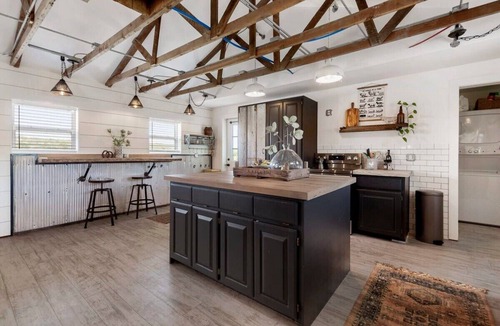Bentonville House | Chic Milkbarn: Peace, Culture & Rustic Charm