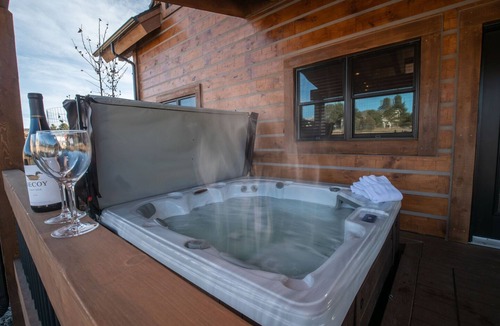 Estes Park Cabin | Chic Retreat – Indoor/Outdoor Fireplace, Private Jacuzzi, Great Location!