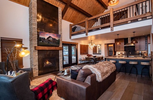 Estes Park Cabin | Chic Retreat – Indoor/Outdoor Fireplace, Private Jacuzzi, Great Location!