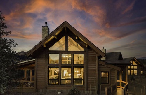 Estes Park Cabin | Chic Retreat – Indoor/Outdoor Fireplace, Private Jacuzzi, Great Location!