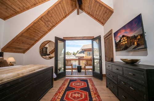 Estes Park Cabin | Chic Retreat – Indoor/Outdoor Fireplace, Private Jacuzzi, Great Location!