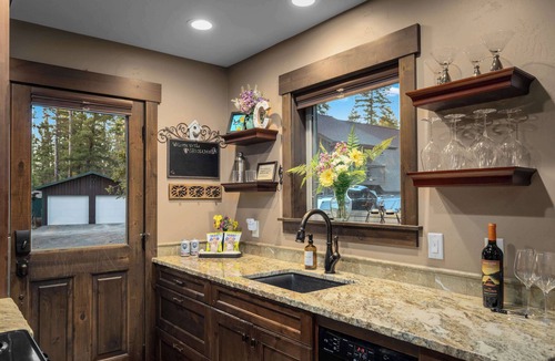 Whitefish Cabin | Chickadee Cabin - Boutique Stay close to Downtown