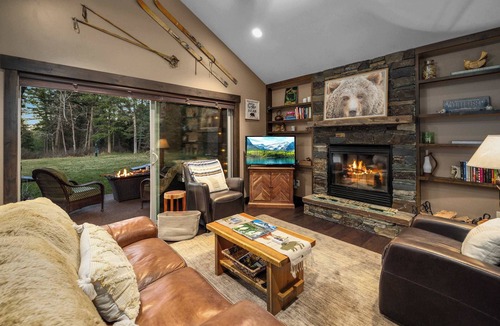 Whitefish Cabin | Chickadee Cabin - Boutique Stay close to Downtown