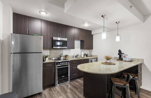 Prairie Village Apartment | Classic Corner Queen BD No Stairs Fast WiFi Parking
