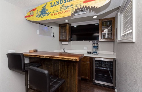 Bettendorf House | Clean and updated with a Hot Tub Minutes away from the new Bettendorf Waterpark