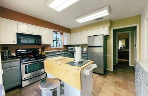 Wells Branch House | Clean, Comfortable Stress Relief house in Austin