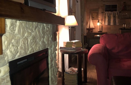 Ainsworth Cabin | Clean, cozy, pet- smoke free cabin.