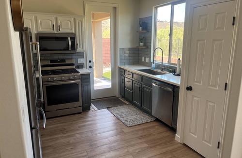 Washington House | CLEAN, Quiet, Gorgeous Views, Pet Friendly