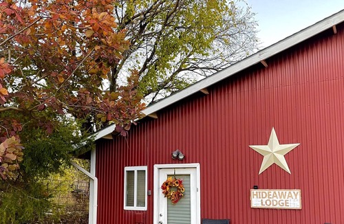 St. George House | Close to MHK. Cozy lodge w/ amenities! 10-acre oasis, lots of room to hang out!