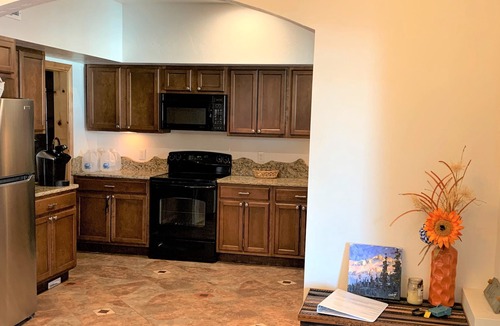 Montrose House | Close to MOUNTAINS, spacious + movie room +views