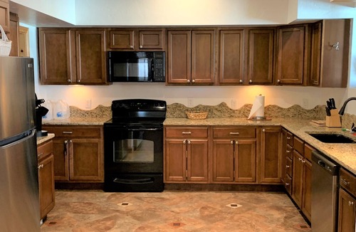 Montrose House | Close to MOUNTAINS, spacious + movie room +views