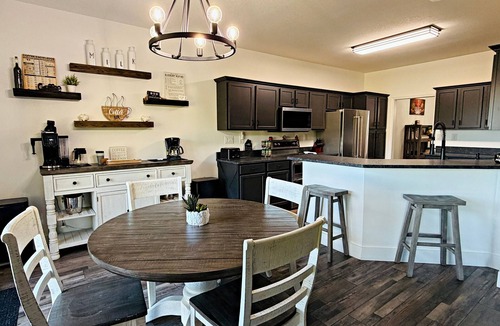 Leicester House | Cloud Nine | Private 40-Acre Mountaintop w/Hot Tub, Theater & Biltmore Pass