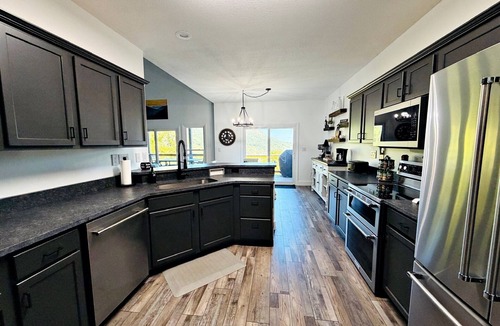 Leicester House | Cloud Nine | Private 40-Acre Mountaintop w/Hot Tub, Theater & Biltmore Pass
