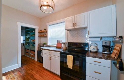 Dahlman Apartment | Colorful Retro Stay near the Zoo
