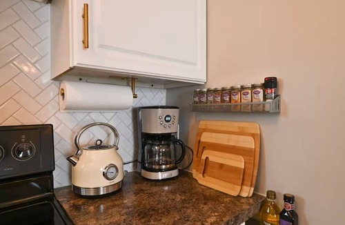 Dahlman Apartment | Colorful Retro Stay near the Zoo