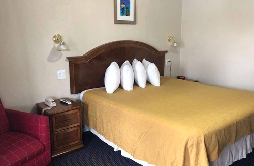 Harrisonville Hotel | Comfort and Convenience in Knights Inn Harrisonville! Free Parking, Pets Allowed