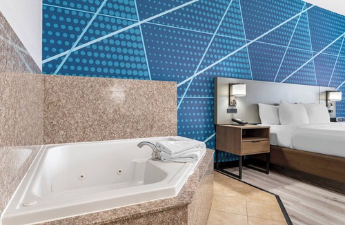 Lawrence Hotel | Comfort Inn & Suites Lawrence - University Area