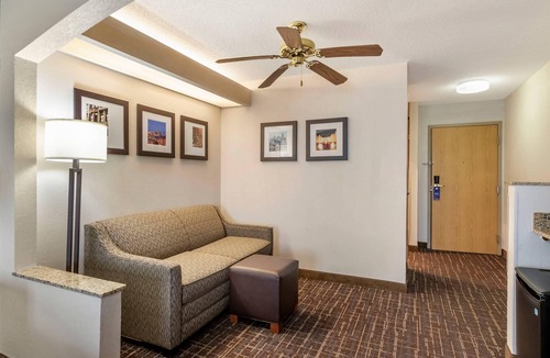 Lee's Summit Hotel | Comfort Inn & Suites Lees Summit - Kansas City