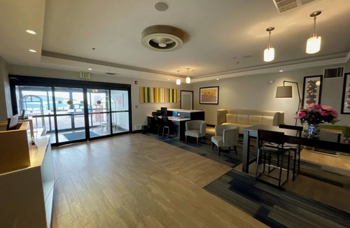 Miami Hotel | Comfort Inn & Suites Miami - Route 66