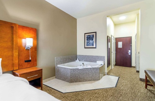 Newton Hotel | Comfort Inn & Suites near Bethel College