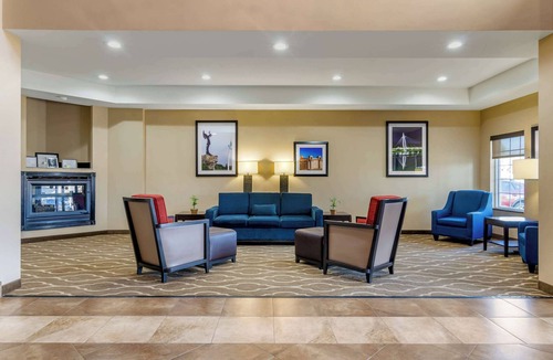 Newton Hotel | Comfort Inn & Suites near Bethel College