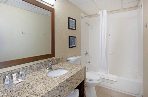 Greenwich Hotel | Comfort Inn & Suites Wichita Northeast