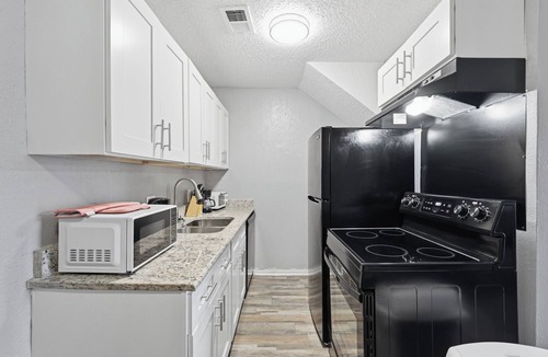 South Arlington Apartment | Comfortable 1BR townhome for longer stays