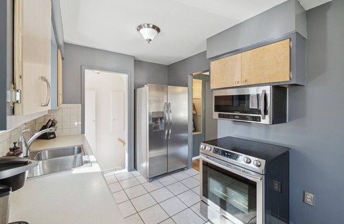 Warren House | Comfortable 3-Bed Home with Garage & Yard - Flexible Monthly Stays