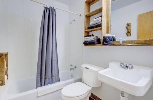 Chamberlain Hotel | Comfortable 3-Room Budget Stay – Short Walk to Restaurants, w/Free Parking