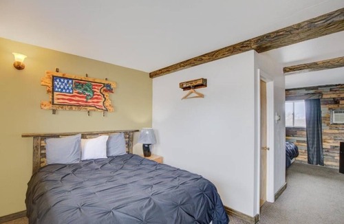 Chamberlain Hotel | Comfortable 3-Room Budget Stay – Short Walk to Restaurants, w/Free Parking