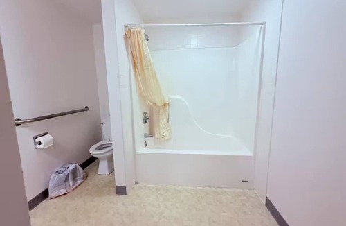 Ida Grove Hotel | Comfortable Castle-Themed Room Near Ida Grove Castles - Pet-Friendly