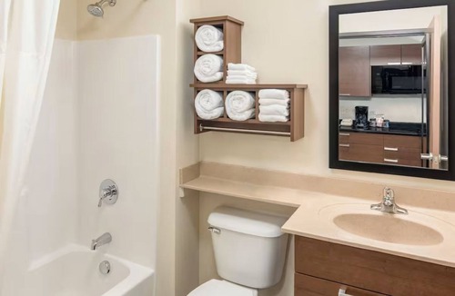 Overland Park Hotel | Comfortable Family Suites with Kitchens Near Johnson County Airport