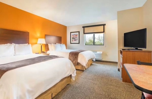 Overland Park Hotel | Comfortable Family Suites with Kitchens Near Johnson County Airport
