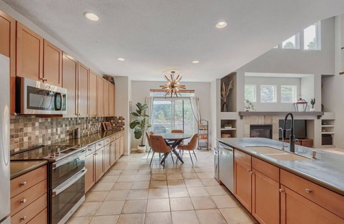 The Meadows House | Comfy 4-Bedroom House in Castle Rock with Priv. Fenced-in Backyard/Dog Friendly.
