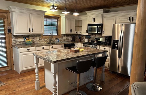 Kingston Cabin | Comfy rustic cabin 1-2 miles from Lake Texoma is ready and fully stocked for 8+!