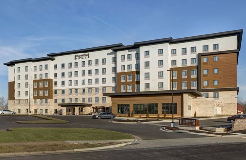 Overland Park Apartment | Comm-Accessible King Studio w/Kitchen, KS