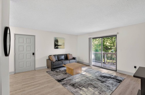 Lenexa Apartment | Contemporary 2BR apartment with workspace
