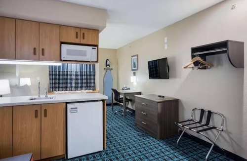 Blue Springs Hotel | Convenient Room Near Adventure Oasis Water Park – Family Fun Awaits!