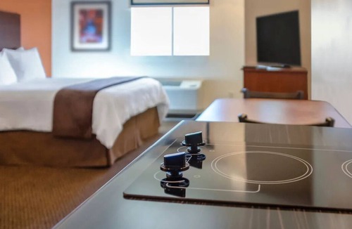 Sioux Falls Hotel | Cook Your Way in This Cozy Unit Near Falls Park – Stunning Nature Only 3.9 Miles