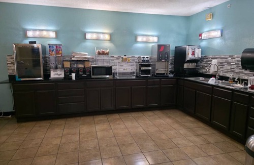 Greenwich Hotel | Coratel Inn and Suites by Jasper Wichita North